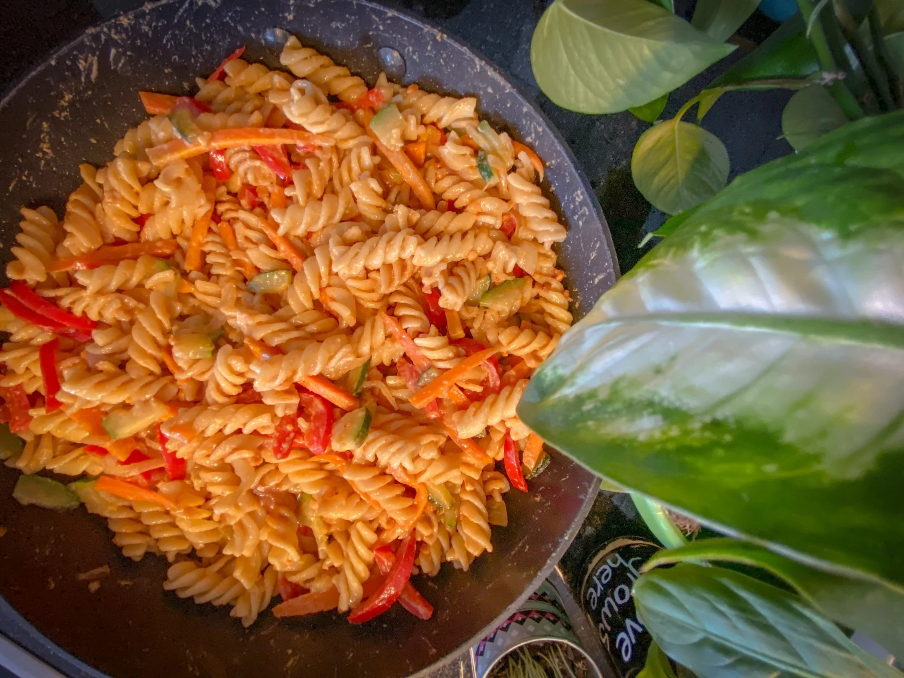 Pasta com vegetais salteados e molho de manteiga de amendoim – Vegan