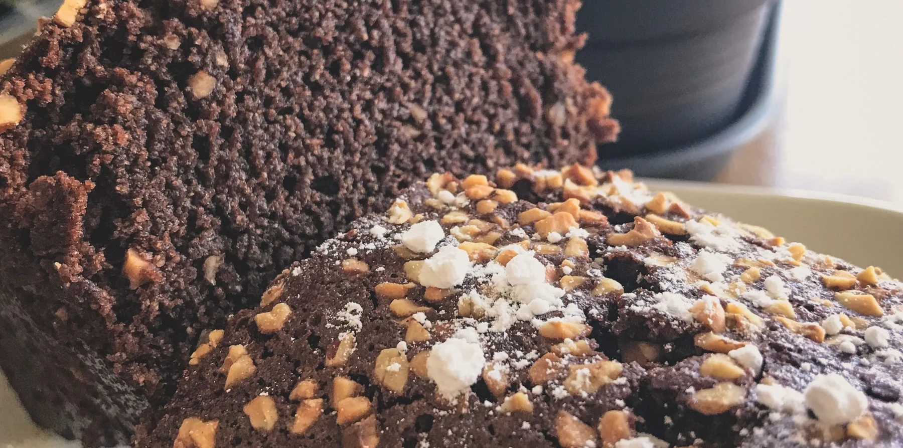 BOLO DE CHOCOLATE (COM COCO E AMENDOINS) VEGAN